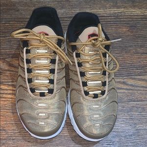 Womens gold air max’s, only worn a few times